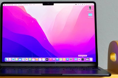 Das Display nimmt nahezu die ganze Front ein. Oben ist gut die Einbuchtung für die Kamera zu sehen. Wie schon beim iPhone irritiert sie höchstens ganz zu Anfang