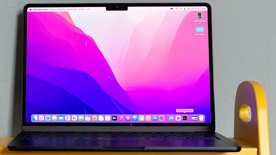 Das Display nimmt nahezu die ganze Front ein. Oben ist gut die Einbuchtung für die Kamera zu sehen. Wie schon beim iPhone irritiert sie höchstens ganz zu Anfang