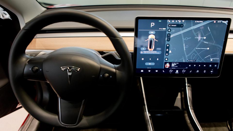 Das Fahrercockpit eines Tesla Model 3 mit einem zentralen Touchscreen