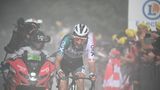 Qual in Staub und Hitze: Der deutsche Radprofi vom Team Bora-hansgrohe, Lennard Kämna, hat seinen großen Moment auf der 7. Etappe. Ihm gelingt die Flucht nach vorne. Lange führt er das Rennen in den Vogesen an. Es ist gleichzeitig die erste Bergankunft der Tour, das letzte Teilstück führt über eine Skipiste, die aus staubtrockenem Schotter besteht und teilweise eine Steigung von knapp 24 Prozent hat – eine erste echte Herausforderung. Erst auf den letzten Metern entreißen ihm die Tour-Favoriten Tadej Pogacar und Jonas Vingegaard den großen Triumph.