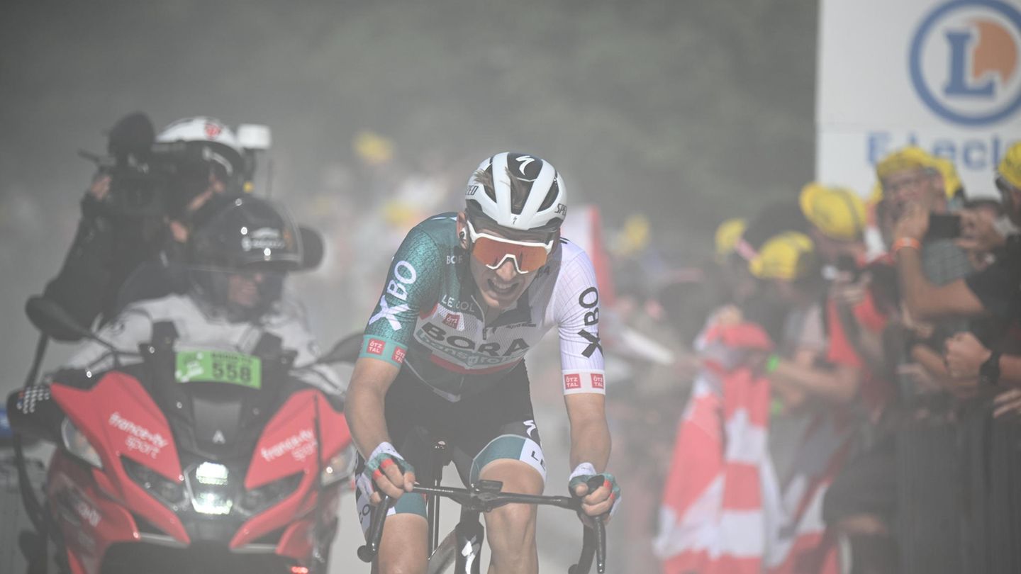 Qual in Staub und Hitze: Der deutsche Radprofi vom Team Bora-hansgrohe, Lennard Kämna, hat seinen großen Moment auf der 7. Etappe. Ihm gelingt die Flucht nach vorne. Lange führt er das Rennen in den Vogesen an. Es ist gleichzeitig die erste Bergankunft der Tour, das letzte Teilstück führt über eine Skipiste, die aus staubtrockenem Schotter besteht und teilweise eine Steigung von knapp 24 Prozent hat – eine erste echte Herausforderung. Erst auf den letzten Metern entreißen ihm die Tour-Favoriten Tadej Pogacar und Jonas Vingegaard den großen Triumph.