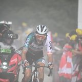 Qual in Staub und Hitze: Der deutsche Radprofi vom Team Bora-hansgrohe, Lennard Kämna, hat seinen großen Moment auf der 7. Etappe. Ihm gelingt die Flucht nach vorne. Lange führt er das Rennen in den Vogesen an. Es ist gleichzeitig die erste Bergankunft der Tour, das letzte Teilstück führt über eine Skipiste, die aus staubtrockenem Schotter besteht und teilweise eine Steigung von knapp 24 Prozent hat – eine erste echte Herausforderung. Erst auf den letzten Metern entreißen ihm die Tour-Favoriten Tadej Pogacar und Jonas Vingegaard den großen Triumph.