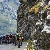 Was folgt, ist ein Mythos und prestigeträchtigste Etappe der Tour de France: Alpe d'Huez. Die Bergankunft in dem Skiort bildet den Abschluss der 12. Etappe, auf der es gleich drei Anstiege gibt. Hier klettern die Fahrer den ersten Berg hoch, den Col du Galibier.