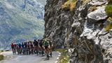 Was folgt, ist ein Mythos und prestigeträchtigste Etappe der Tour de France: Alpe d'Huez. Die Bergankunft in dem Skiort bildet den Abschluss der 12. Etappe, auf der es gleich drei Anstiege gibt. Hier klettern die Fahrer den ersten Berg hoch, den Col du Galibier.