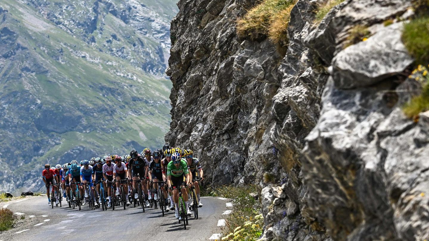 Was folgt, ist ein Mythos und prestigeträchtigste Etappe der Tour de France: Alpe d'Huez. Die Bergankunft in dem Skiort bildet den Abschluss der 12. Etappe, auf der es gleich drei Anstiege gibt. Hier klettern die Fahrer den ersten Berg hoch, den Col du Galibier.