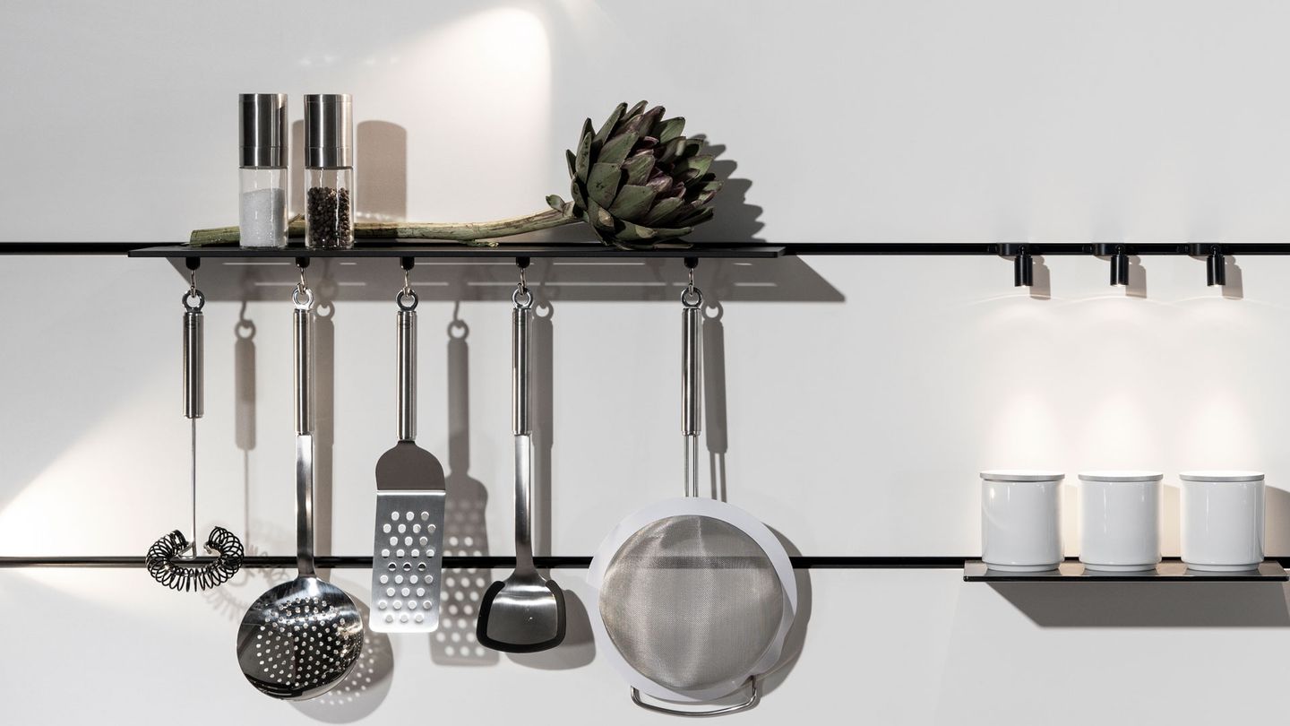 Schöner kochen: Magie in der Wand Kein Trend aber eine clevere Sache für die Küche: "The Wall" von Lescher macht aus der schnöden Wand eine enorm flexible Oberfläche. In der IT würde man es Plug’n Play nennen, einstecken und loslegen. Im Wortsinn dahinter steckt ein dünnes Gerüst, das auf die eigentliche Wand geschraubt und dann mit unterschiedlichen Dekorplatten versehen werden kann. Der Clou liegt in den horizontalen Fugen zwischen den Platten: Die schmale Schiene ist zugleich eine Halterung für zahlreiche Gadgets: Messerblöcke, kleine Gewürzregale oder Halterungen für Kochbücher bis zum Regal für Weinflaschen samt hängenden Weingläsern. Bis hierhin haben das andere Küchenhersteller auch im Programm. Die Schienen von "The Wall" führen jedoch auch Strom. Einfach passenden Strahler einhängen und schon gibt es Licht an der gewünschten Stelle. Wer ein Smartphone mit Induktionsladung hat, kann sich die kleine Induktionsablage in die Wand hängen – und sein Ladekabel vergessen. Die Musik vom Handy lässt sich direkt in die Wand streamen. Die Luxus-Variante hat ein unsichtbares Soundsystem. Magie in der Wand Kein Trend aber eine clevere Sache für die Küche: "The Wall" von Lescher macht aus der schnöden Wand eine enorm flexible Oberfläche. In der IT würde man es Plug’n Play nennen, einstecken und loslegen. Im Wortsinn dahinter steckt ein dünnes Gerüst, das auf die eigentliche Wand geschraubt und dann mit unterschiedlichen Dekorplatten versehen werden kann. Der Clou liegt in den horizontalen Fugen zwischen den Platten: Die schmale Schiene ist zugleich eine Halterung für zahlreiche Gadgets: Messerblöcke, kleine Gewürzregale oder Halterungen für Kochbücher bis zum Regal für Weinflaschen samt hängenden Weingläsern. Bis hierhin haben das andere Küchenhersteller auch im Programm. Die Schienen von "The Wall" führen jedoch auch Strom. Einfach passenden Strahler einhängen und schon gibt es Licht an der gewünschten Stelle. Wer ein Smartphone mit Induktionsladung hat, kann sich die kleine Induktionsablage in die Wand hängen – und sein Ladekabel vergessen. Die Musik vom Handy lässt sich direkt in die Wand streamen. Die Luxus-Variante hat ein unsichtbares Soundsystem.
