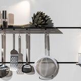 Magie in der Wand  Kein Trend aber eine clevere Sache für die Küche: "The Wall" von Lescher macht aus der schnöden Wand eine enorm flexible Oberfläche. In der IT würde man es Plug’n Play nennen, einstecken und loslegen. Im Wortsinn dahinter steckt ein dünnes Gerüst, das auf die eigentliche Wand geschraubt und dann mit unterschiedlichen Dekorplatten versehen werden kann. Der Clou liegt in den horizontalen Fugen zwischen den Platten: Die schmale Schiene ist zugleich eine Halterung für zahlreiche Gadgets: Messerblöcke, kleine Gewürzregale oder Halterungen für Kochbücher bis zum Regal für Weinflaschen samt hängenden Weingläsern. Bis hierhin haben das andere Küchenhersteller auch im Programm.  Die Schienen von "The Wall" führen jedoch auch Strom. Einfach passenden Strahler einhängen und schon gibt es Licht an der gewünschten Stelle. Wer ein Smartphone mit Induktionsladung hat, kann sich die kleine Induktionsablage in die Wand hängen – und sein Ladekabel vergessen. Die Musik vom Handy lässt sich direkt in die Wand streamen. Die Luxus-Variante hat ein unsichtbares Soundsystem.