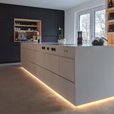 Es werde Licht  Vom Auto kennt man sie schon etwas länger, die beleuchtete Griffmulde. Auch in modernen Küchen ist Licht immer häufiger Teil des Möbelstücks. So werden die Druckpunkte und Eingriffe in vollständig grifflosen Küchen dezent illuminiert. Küchenhersteller wie Leicht, Schüller oder Bulthaup beleuchten mittels LED-Dioden das Schrankinnere beim Öffnen, entweder durch kleine Strahler oder vertikale Lichtleisten. Praktisch kann Licht ebenfalls in der Besteckschublaude sein, vor allem bei den breiteren Ausführungen. Schick aber wenig praktisch sind Lichtleisten an tief heruntergezogenen Unterbauschränken. Sie offenbaren schonungslos jedes Staubkorn auf dem Boden.