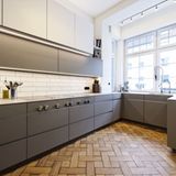 Dünne Lastenträger  Der wohl größte Küchentrend: Küchen, die nicht nach Küche aussehen. Mattes Oberflächenmaterial, bis auf den Boden heruntergezogene Fronten, grifflose Druckmechanik zum Öffnen und Schließen der Türen. Touchscreen Küchengeräte. Nun geht es dem bisher augenfälligsten Küchenmerkmal an den Kragen – der mächtigen Arbeitsplatte. In modernsten Küchen ist die Arbeitsunterlage nur zwischen 12 und 17 Millimeter stark, wie hier bei der Musterküche von Klocke. Allerdings eignet sich nicht jeder Werkstoff. Dünn und stabil sind Echtholz, Edelstahl, Kunststein und satiniertes Glas. Unverwüstlich ist gebürsteter Edelstahl. Wie bruchfest die dünnhäutige Platte im Alltag ist, hängt auch vom Unterbau ab. Manche Hersteller  versehen die Unterschränke mit Metallverstärkungen an den Kanten.