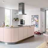 “Matt is the new Hochglanz”  War 1990 noch die auf Hochglanz lackierte Küche in weiß das Maß aller Dinge, gibt es heute fast ausschließlich mattierte Oberflächen in allen Farben - sogar im zarten Rosa. Matt sieht weicher und damit wohnlicher aus, perfekt für den Trend der offenen Küche, die Teil des Wohnraumes ist. Wer eine matte Küchenfront in dunkleren Farben wählt, sollte sich unbedingt vom Hersteller einen passenden Lackstift zum Ausbessern kleinerer Stellen geben lassen. Selbst kleine Kratzer legen die helle Grundierung unter der Farbe offen.