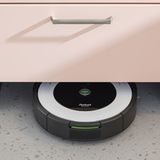 Das gab es früher nicht!  Eine Garage für den Staubsaugroboter in der Fußleiste. Praktisch.