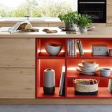 Es muss ja nicht die beleuchtete Fußleiste sein. Illuminierte Vitrinen oder offene Schränke wie bei dieser Küche von Schöller setzen schöne Akzente in der Küche. 