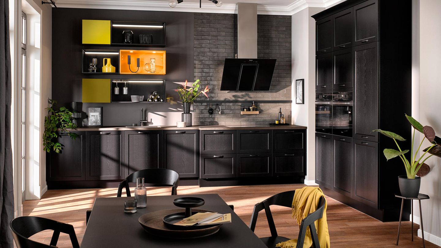 Schöner kochen: Das kleine schwarze Sie verlangt zwingend helle, große Räume und ein gutes Lichtkonzept, die Küche in Schwarz. Dunkle Küche liegen nach zwei Jahren immer noch schwer im Trend. Schlicht und Edel zugleich wirken diese Küchen, insbesondere in Kombination mit hellen Arbeitsplatten, sowie matten Spülbecken und Armaturen. Küchenhersteller Häcker hat kleine gelb-orange Farbkleckse hinzugefügt. Das minimalistische i-Tüpfelchen: Küchengeräte mit schwarzer Front. Nachteil: schwarz ist keinesfalls unempfindlich, Flecken und Wasserränder springen einem sofort ins Auge. Das kleine schwarze Sie verlangt zwingend helle, große Räume und ein gutes Lichtkonzept, die Küche in Schwarz. Dunkle Küche liegen nach zwei Jahren immer noch schwer im Trend. Schlicht und Edel zugleich wirken diese Küchen, insbesondere in Kombination mit hellen Arbeitsplatten, sowie matten Spülbecken und Armaturen. Küchenhersteller Häcker hat kleine gelb-orange Farbkleckse hinzugefügt. Das minimalistische i-Tüpfelchen: Küchengeräte mit schwarzer Front. Nachteil: schwarz ist keinesfalls unempfindlich, Flecken und Wasserränder springen einem sofort ins Auge.