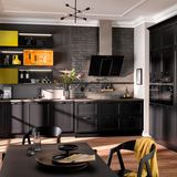 Das kleine schwarze  Sie verlangt zwingend helle, große Räume und ein gutes Lichtkonzept, die Küche in Schwarz. Dunkle Küche liegen nach zwei Jahren immer noch schwer im Trend. Schlicht und Edel zugleich wirken diese Küchen, insbesondere in Kombination mit hellen Arbeitsplatten, sowie matten Spülbecken und Armaturen. Küchenhersteller Häcker hat kleine gelb-orange Farbkleckse hinzugefügt. Das minimalistische i-Tüpfelchen: Küchengeräte mit schwarzer Front. Nachteil: schwarz ist keinesfalls unempfindlich, Flecken und Wasserränder springen einem sofort ins Auge.