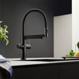 Wasserhahn mit Sensor und kochendem Wasser   Der beste Wasserhahn in der Küche ist der, den man nicht mehr anfassen muss. In vielen neuen Modellen halten daher Bewegungssensoren Einzug: einfach den Topf oder die Hände darunter halten und das Wasser fließt. Wer keinen Wasserkocher in der Küche haben will, der kann sich HighTech-Wasserhähne einbauen lassen, die auf Knopfdruck kochendes Wasser liefern. Mittlerweile bieten Küchenhersteller solche Modelle gleich mit an. 