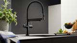 Wasserhahn mit Sensor und kochendem Wasser   Der beste Wasserhahn in der Küche ist der, den man nicht mehr anfassen muss. In vielen neuen Modellen halten daher Bewegungssensoren Einzug: einfach den Topf oder die Hände darunter halten und das Wasser fließt. Wer keinen Wasserkocher in der Küche haben will, der kann sich HighTech-Wasserhähne einbauen lassen, die auf Knopfdruck kochendes Wasser liefern. Mittlerweile bieten Küchenhersteller solche Modelle gleich mit an. 