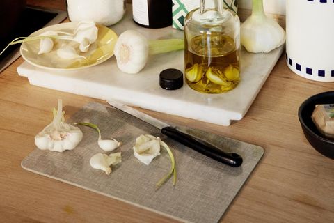 Knoblauch lässt sich auf vielfältige Weise in die Küche integrieren: Man kann ihn in Öl oder Essig einlegen, als Aioli, Zaziki oder Spaghetti Aglio e Olio genießen. Bei Erkältung: Brot mit Knoblauch einreiben oder dünne Scheiben drauflegen, dann mit etwas Honig beträufelt essen