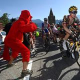 Kruijswijk Steven hat den Jumbo-Visma-Teamkollegen im Gelben Trikot, Jonas Vingegaard, den Berg hoch geschleppt, jetzt muss er nur noch durch die Massen durch bis zur Zielankunft.