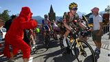 Kruijswijk Steven hat den Jumbo-Visma-Teamkollegen im Gelben Trikot, Jonas Vingegaard, den Berg hoch geschleppt, jetzt muss er nur noch durch die Massen durch bis zur Zielankunft.