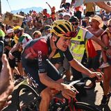 Thomas Pidcock gewinnt in Alpe d'Huez. Vorher aber muss er sich durch die Zuschauermassen quälen, die ihm und den anderen Fahrern ziemlich nah kommen.