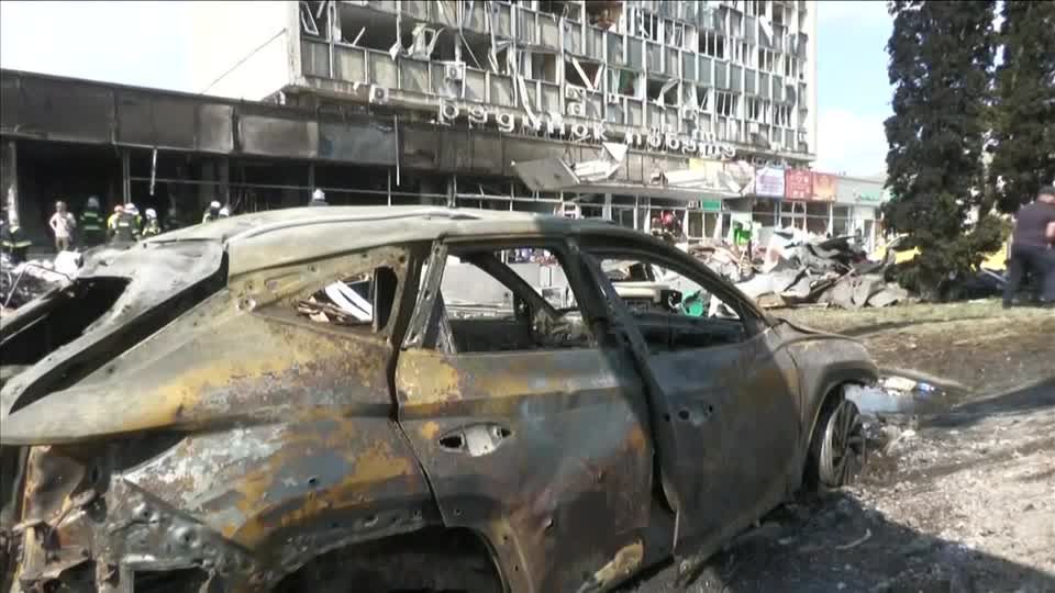 Video: Viele Tote und Verletzte - russische Raketen treffen Stadt in Zentral-Ukraine