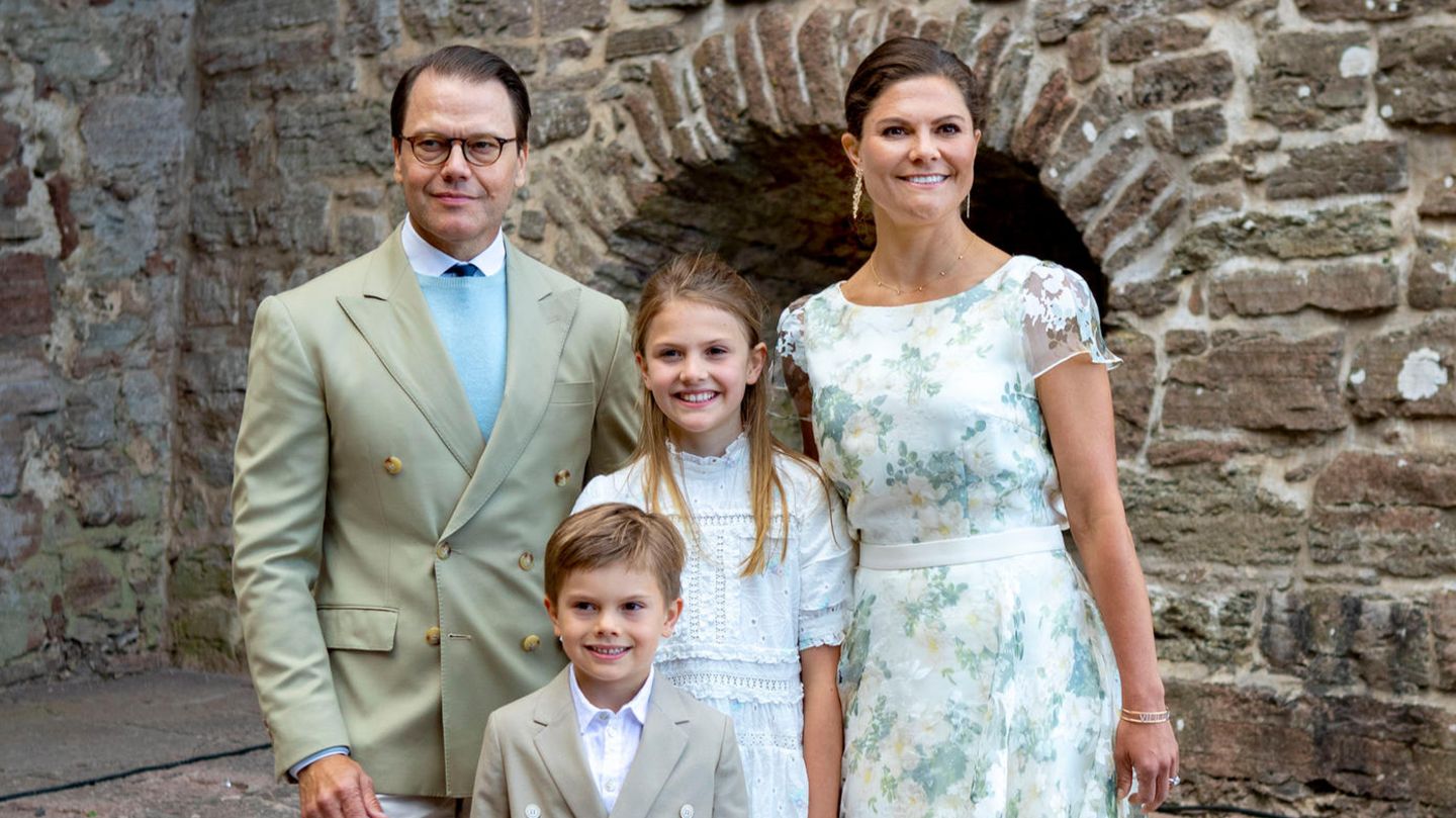 Die Zukunft der schwedischen Krone: Kronprinzessin Victoria mit ihrer Familie. 2010 hat sie den bürgerlichen Daniel Westling geheiratet. 2012 kommt Tochter Estelle auf die Welt, 2016 Sohn Oscar. Da König Carl Gustaf 2019 das Königshaus verschlankt, steht die Familie umso mehr im Fokus.