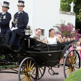Nach dem Ständchen vor dem Schloss werden Victoria, Daniel, Estelle und Oscar in einer Kutsche zur Burgruine von Borgholm gefahren. Dabei fahren sie eine große Schleife durch die kleine Stadt, wo sie von Zuschauern bejubelt werden.