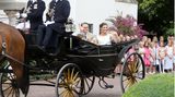 Nach dem Ständchen vor dem Schloss werden Victoria, Daniel, Estelle und Oscar in einer Kutsche zur Burgruine von Borgholm gefahren. Dabei fahren sie eine große Schleife durch die kleine Stadt, wo sie von Zuschauern bejubelt werden.