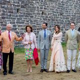 Vor dem Konzert versammeln sich die royalen Party-Gäste und lauschen den Worten von König Carl Gustaf. Der Monarch sitzt seit 1973 auf dem Thron. Seine Königin fand er ein Jahr zuvor bei den Olympischen Sommerspielen in München. Ihr ältestes Kind, Kronprinzessin Victoria, wird eines Tages Carl Gustaf auf den Thron folgen.