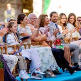 Die ganze Königsfamilie feiert die Kronprinzessin beim abendlichen Konzert in der Burgruine von Borgholm: Prinz Daniel, Prinz Oscar, Prinzessin Estelle, König Carl Gustaf, Königin Silvia, Prinz Carl Philip, Prinzessin Sofia und Prinzessin Madeleine. Einzig Madeleines Ehemann Chris O'Neill lässt sich aus Berufsgründen entschuldigen.