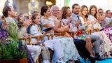 Die ganze Königsfamilie feiert die Kronprinzessin beim abendlichen Konzert in der Burgruine von Borgholm: Prinz Daniel, Prinz Oscar, Prinzessin Estelle, König Carl Gustaf, Königin Silvia, Prinz Carl Philip, Prinzessin Sofia und Prinzessin Madeleine. Einzig Madeleines Ehemann Chris O'Neill lässt sich aus Berufsgründen entschuldigen.