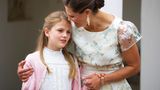 Rührende Szene vor Schloss Solliden: Kronprinzessin Victoria flüstert mit ihrer Tochter Estelle. Dabei erlaubt die nächste Königin Schwedens ein neues Armband. Darauf sind die römischen Zahlen 7, 2, 3 und 9 verewigt. Die Ziffern könnten für die Monate stehen, in denen die Mitglieder der Kronprinzessinnenfamilie geboren wurden: Victoria im Juli, Estelle im März, Oscar im Februar und Daniel im September. Die schwedischen Royals sind für ihre enge familiäre Bande bekannt. Königin Silvia wurde schon mit einem personalisierten iPhone-Case gesehen. Darauf zu sehen: die junge Estelle.