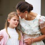 Rührende Szene vor Schloss Solliden: Kronprinzessin Victoria flüstert mit ihrer Tochter Estelle. Dabei erlaubt die nächste Königin Schwedens ein neues Armband. Darauf sind die römischen Zahlen 7, 2, 3 und 9 verewigt. Die Ziffern könnten für die Monate stehen, in denen die Mitglieder der Kronprinzessinnenfamilie geboren wurden: Victoria im Juli, Estelle im März, Oscar im Februar und Daniel im September. Die schwedischen Royals sind für ihre enge familiäre Bande bekannt. Königin Silvia wurde schon mit einem personalisierten iPhone-Case gesehen. Darauf zu sehen: die junge Estelle.