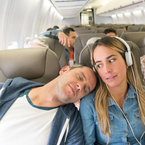 Durch die enge Bestuhlung in der Economy Class kommt man sich näher