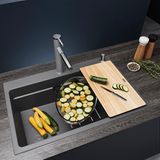 Die Spüle wird erwachsen  Ein kleines Wunder, dass sich in Zeiten des Geschirrspülers die Abtropffläche neben der Spüle so hartnäckig halten konnte. Die neusten Modelle verzichten darauf und nutzen den frei gewordenen Platz für ein größeres Spülbecken. So in die Länge gewachsen kann man in der Spüle nun endlich auch größere Dinge wie Backofenbleche und Auflaufformen reinigen oder sie wird zum Teil der Arbeitsfläche so wie hier.