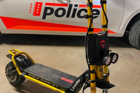 Der von der Polizei Wallis gestoppte E-Scooter steht in einer Garage