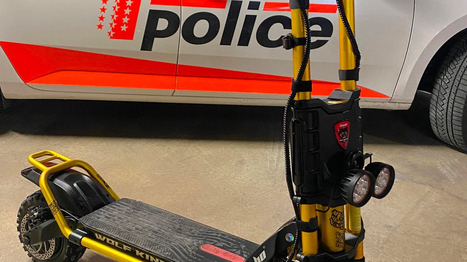 Der von der Polizei Wallis gestoppte E-Scooter steht in einer Garage