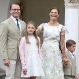 Mit einem breiten Lächeln nimmt Kronprinzessin Victoria die Glückwünsche der angereisten Zaungäste an. Es ist Tradition, dass die Familie zu ihrem Jubeltag auf die Ostseeinsel Öland reist und den Tag dort gemeinsam verbringt. Morgens wird sie von ihren Kindern und ihrem Ehemann mit Frühstück überrascht. Nachmittags folgt das Bad in der Menge, denn zum Geburtstag dürfen einige Menschen in den Garten von Schloss Solliden kommen, um ihrer künftigen Königin zu gratulieren. König Carl Gustaf stimmt ein Geburtstagslied an und alle singen mit. Victoria bedankt sich und geht dann zu den Leuten, um Geschenke entgegenzunehmen und sich mit ihnen zu unterhalten. Aufgrund von Corona fällt das aus, was aber die gute Stimmung offenbar nicht trübt. 