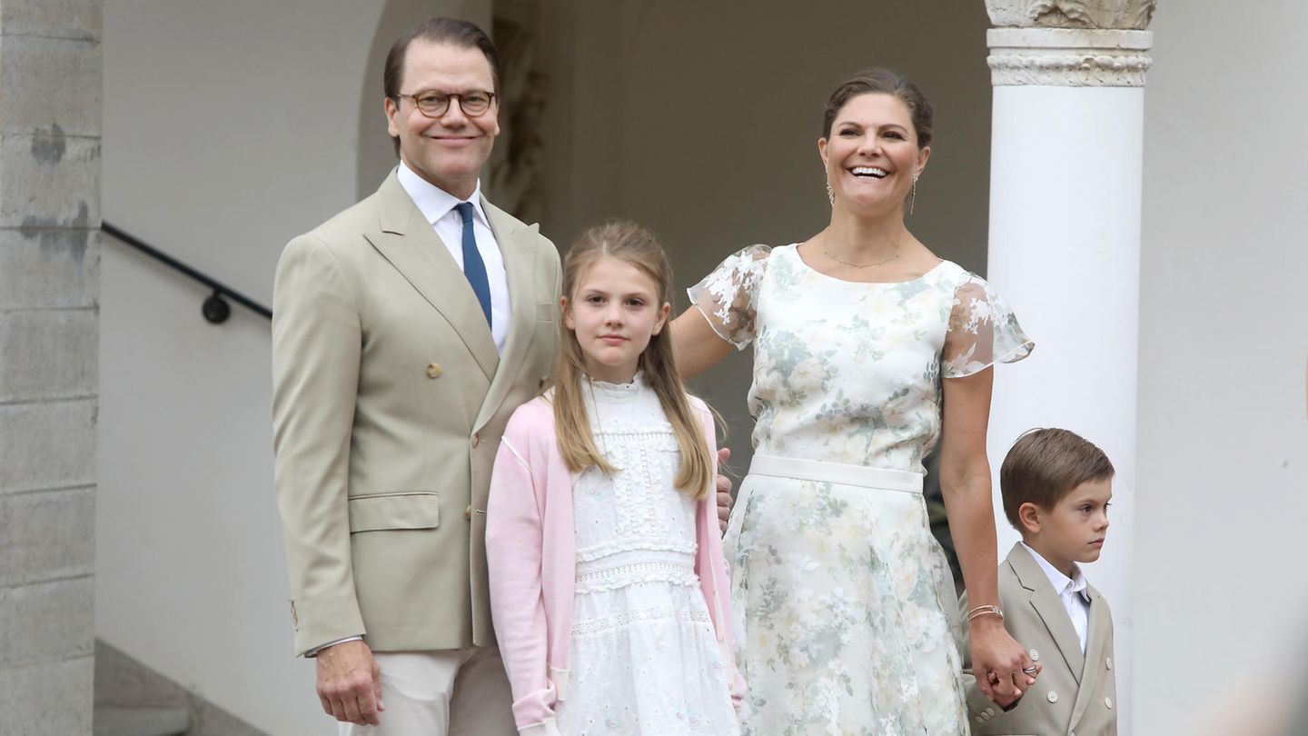 Royale Party: Mit einem breiten Lächeln nimmt Kronprinzessin Victoria die Glückwünsche der angereisten Zaungäste an. Es ist Tradition, dass die Familie zu ihrem Jubeltag auf die Ostseeinsel Öland reist und den Tag dort gemeinsam verbringt. Morgens wird sie von ihren Kindern und ihrem Ehemann mit Frühstück überrascht. Nachmittags folgt das Bad in der Menge, denn zum Geburtstag dürfen einige Menschen in den Garten von Schloss Solliden kommen, um ihrer künftigen Königin zu gratulieren. König Carl Gustaf stimmt ein Geburtstagslied an und alle singen mit. Victoria bedankt sich und geht dann zu den Leuten, um Geschenke entgegenzunehmen und sich mit ihnen zu unterhalten. Aufgrund von Corona fällt das aus, was aber die gute Stimmung offenbar nicht trübt. Mit einem breiten Lächeln nimmt Kronprinzessin Victoria die Glückwünsche der angereisten Zaungäste an. Es ist Tradition, dass die Familie zu ihrem Jubeltag auf die Ostseeinsel Öland reist und den Tag dort gemeinsam verbringt. Morgens wird sie von ihren Kindern und ihrem Ehemann mit Frühstück überrascht. Nachmittags folgt das Bad in der Menge, denn zum Geburtstag dürfen einige Menschen in den Garten von Schloss Solliden kommen, um ihrer künftigen Königin zu gratulieren. König Carl Gustaf stimmt ein Geburtstagslied an und alle singen mit. Victoria bedankt sich und geht dann zu den Leuten, um Geschenke entgegenzunehmen und sich mit ihnen zu unterhalten. Aufgrund von Corona fällt das aus, was aber die gute Stimmung offenbar nicht trübt.
