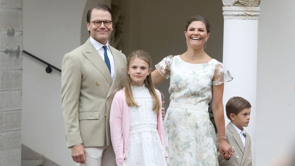 Mit einem breiten Lächeln nimmt Kronprinzessin Victoria die Glückwünsche der angereisten Zaungäste an. Es ist Tradition, dass die Familie zu ihrem Jubeltag auf die Ostseeinsel Öland reist und den Tag dort gemeinsam verbringt. Morgens wird sie von ihren Kindern und ihrem Ehemann mit Frühstück überrascht. Nachmittags folgt das Bad in der Menge, denn zum Geburtstag dürfen einige Menschen in den Garten von Schloss Solliden kommen, um ihrer künftigen Königin zu gratulieren. König Carl Gustaf stimmt ein Geburtstagslied an und alle singen mit. Victoria bedankt sich und geht dann zu den Leuten, um Geschenke entgegenzunehmen und sich mit ihnen zu unterhalten. Aufgrund von Corona fällt das aus, was aber die gute Stimmung offenbar nicht trübt. 