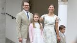 Mit einem breiten Lächeln nimmt Kronprinzessin Victoria die Glückwünsche der angereisten Zaungäste an. Es ist Tradition, dass die Familie zu ihrem Jubeltag auf die Ostseeinsel Öland reist und den Tag dort gemeinsam verbringt. Morgens wird sie von ihren Kindern und ihrem Ehemann mit Frühstück überrascht. Nachmittags folgt das Bad in der Menge, denn zum Geburtstag dürfen einige Menschen in den Garten von Schloss Solliden kommen, um ihrer künftigen Königin zu gratulieren. König Carl Gustaf stimmt ein Geburtstagslied an und alle singen mit. Victoria bedankt sich und geht dann zu den Leuten, um Geschenke entgegenzunehmen und sich mit ihnen zu unterhalten. Aufgrund von Corona fällt das aus, was aber die gute Stimmung offenbar nicht trübt. 