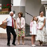 Die Laune ist offenbar so gut, dass der König zur Belustigung des Publikums zu einem Tänzchen ansetzt.