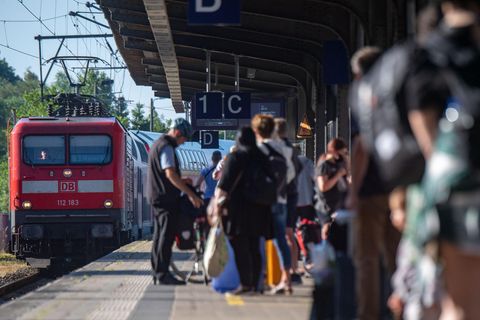 Voller Bahnsteig in Stralsund nach dem Beginn des 9-Euro-Tickets