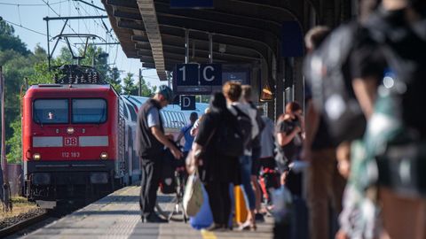 Voller Bahnsteig in Stralsund nach dem Beginn des 9-Euro-Tickets