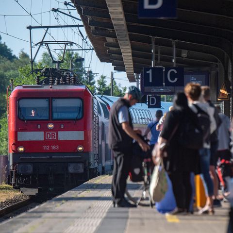 Voller Bahnsteig in Stralsund nach dem Beginn des 9-Euro-Tickets