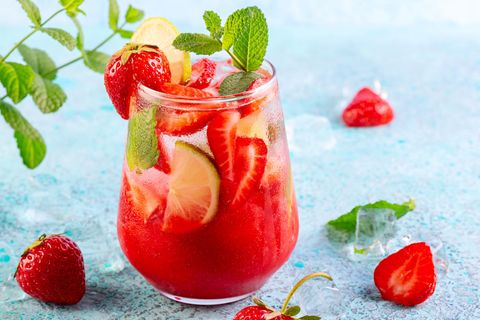 Dieser Erdbeer-Limetten-Eistee ist die beste Erfrischung an heißen Tagen