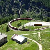 Rhätische Bahn in Kurve bei der Alp Grüm