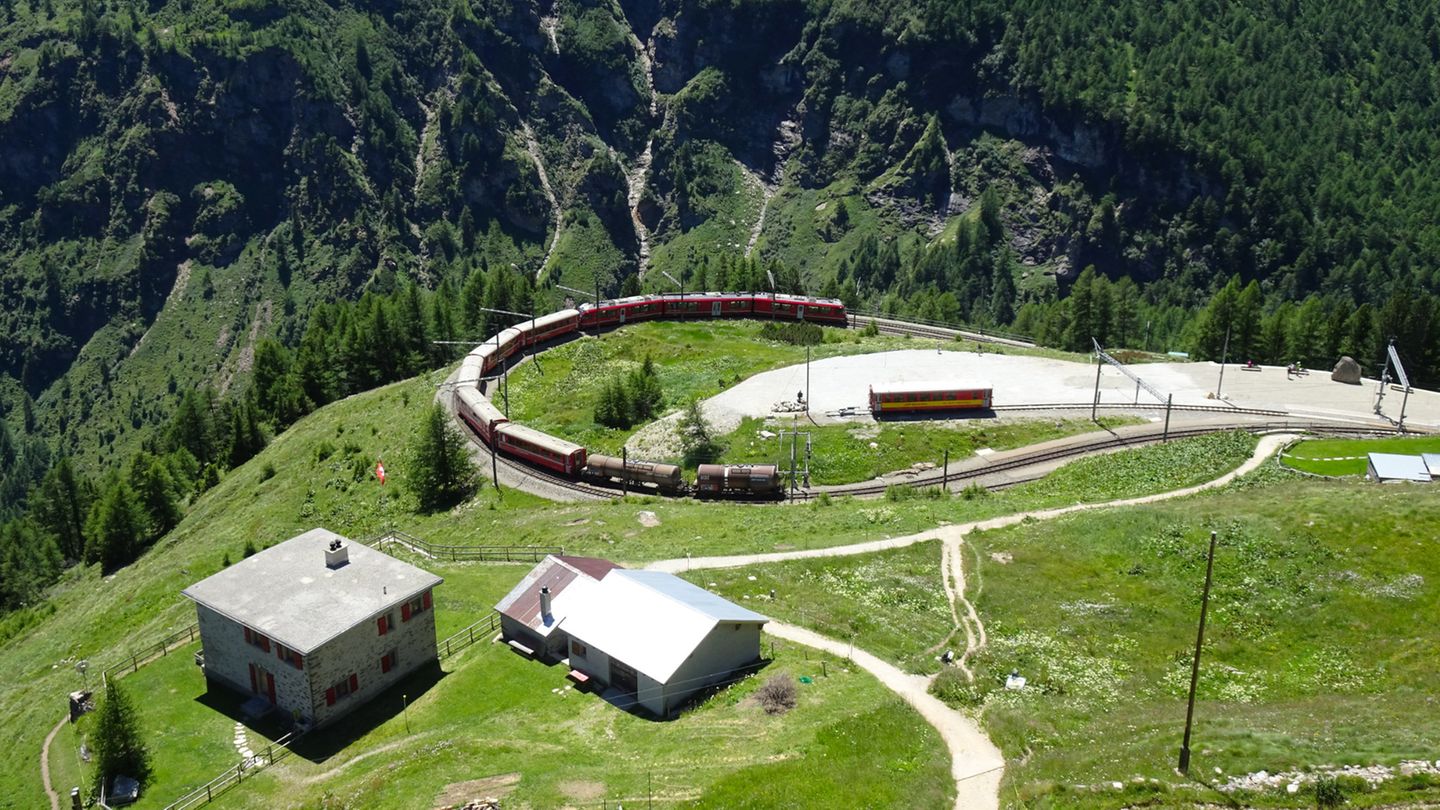 Rhätische Bahn in Kurve bei der Alp Grüm
