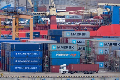 Container liegen im Hafen von St. Petersburg