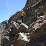 Aus der Geröllwüste am Lej da Diavolzza vorbei: Der Weg 53 ist fast durchgängig mit T1 eingestuft, mit wenigen Ausnahme im Schwierigkeitsgrad T3 und an exponierten Stellen wie hier durch Eisenketten gesichert.